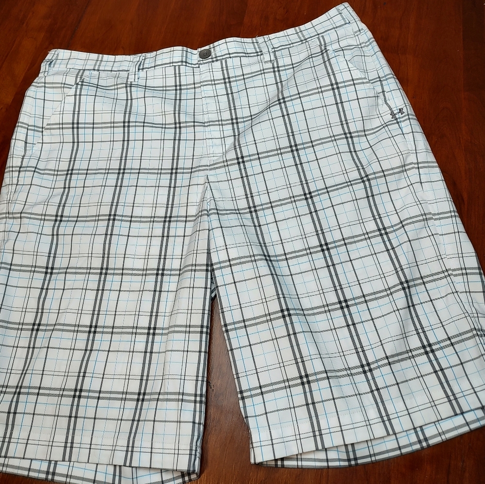 Under armour white grey plaid flat front golf shorts Men's Size 40